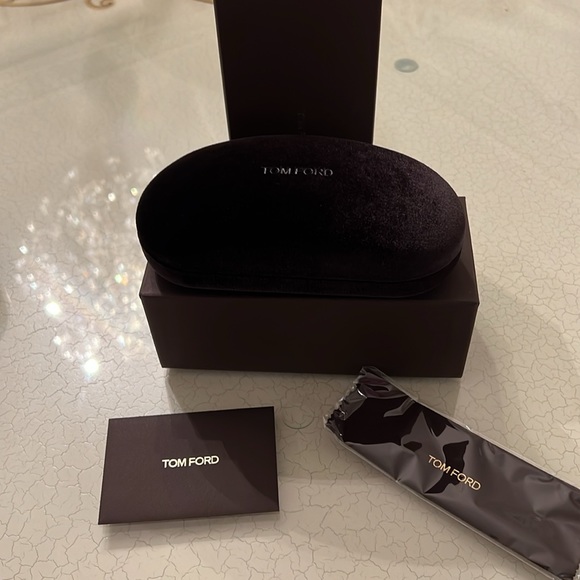 NWB Authentic Tom Ford Luxury Sunglasses Velvet Case + Cleaning Cloth + Box. - Picture 4 of 10
